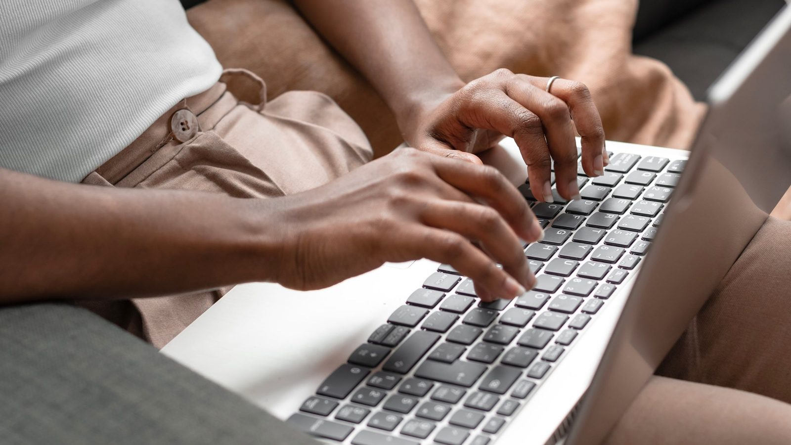 Twórczyni pisze wiadomość do marki na laptopie
