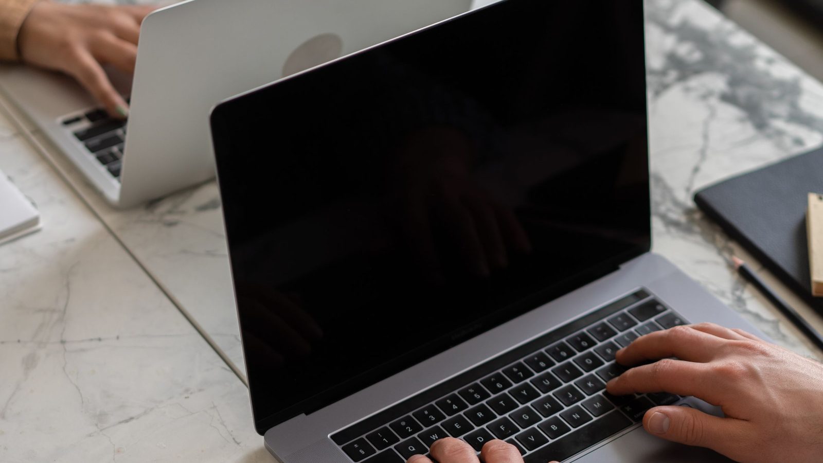 Marketerka przegląda w laptopie listę profili twórców