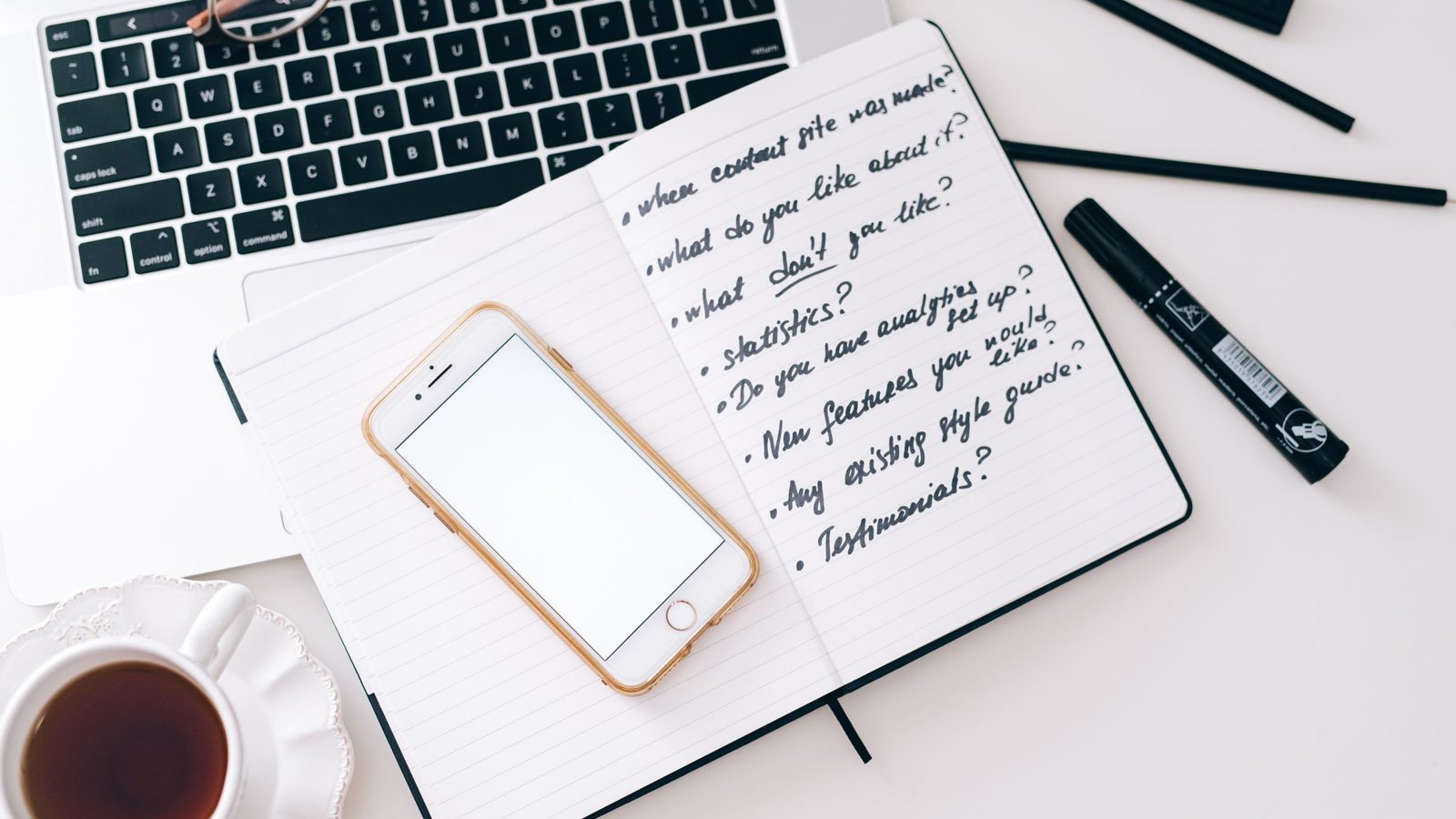 Krótka lista twórców zapisana w notesie obok telefonu
