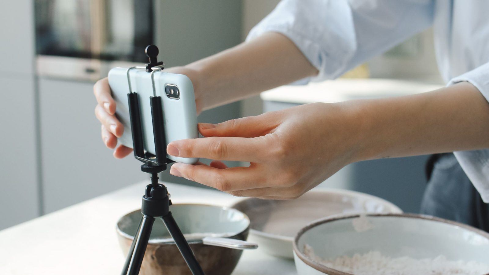 Telefon na statywie nagrywa film z produktem