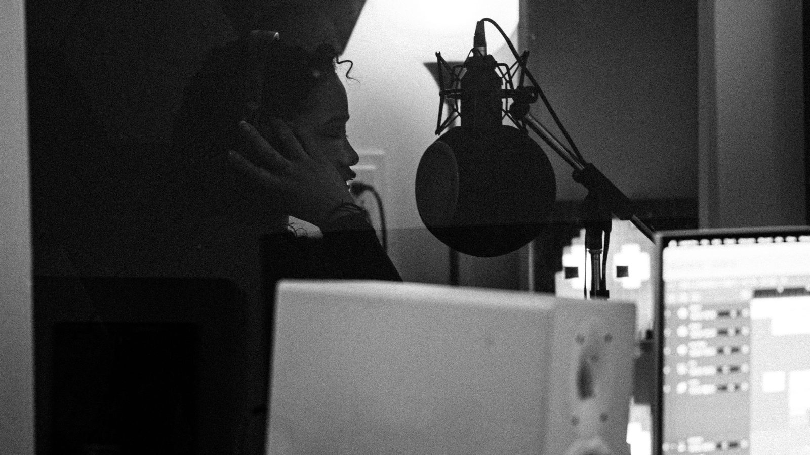Mikrofon i monitory w studiu nagraniowym
