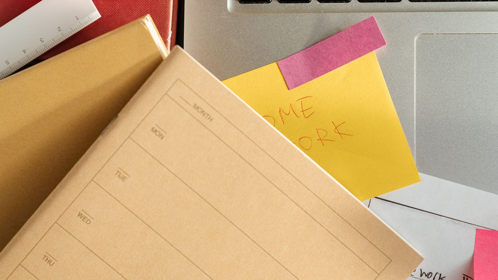 Notes i kolorowe karteczki obok klawiatury laptopa