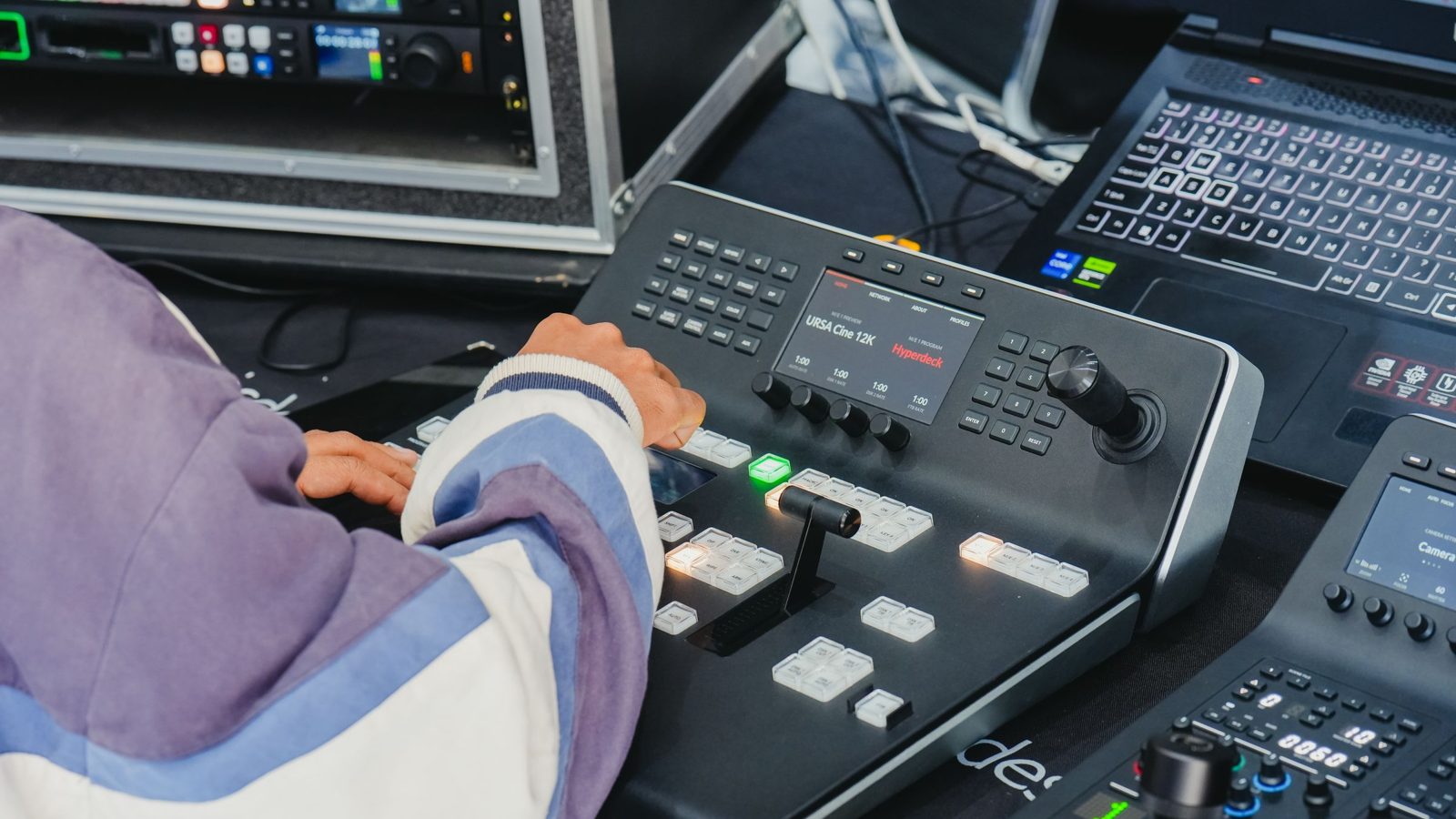 Operator przy stanowisku do obsługi obrazu