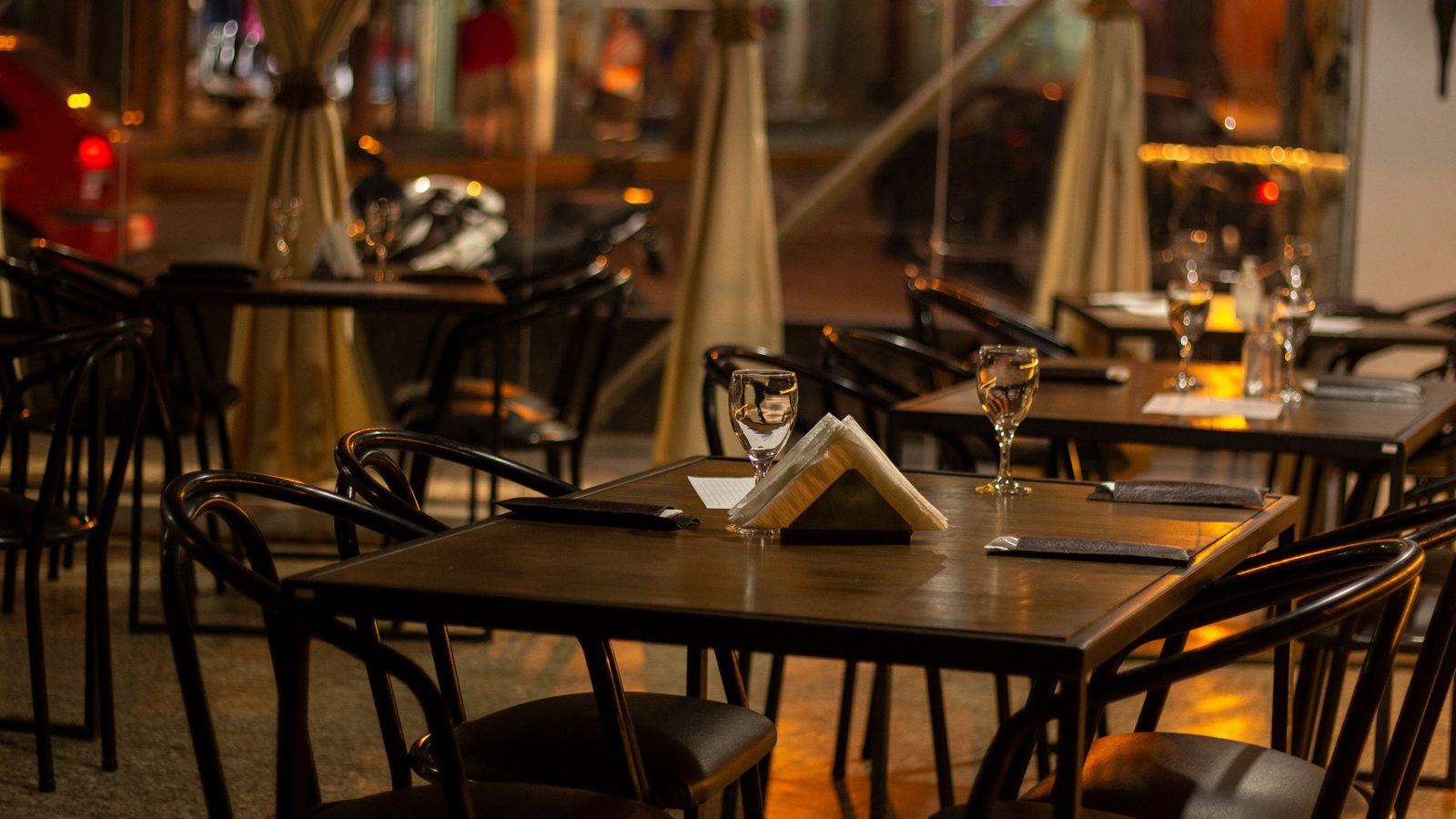 Nakryte stoły i krzesła w pustej sali restauracyjnej